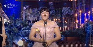 ‘천의 얼굴’ 이수지, 백상 넘고 청룡으로 승천… 자타공인 ‘여자 예능인상’