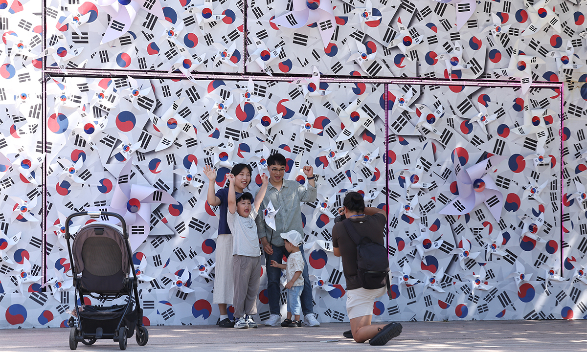 '광복 80주년' 서울광장에 태극기 언덕 설치