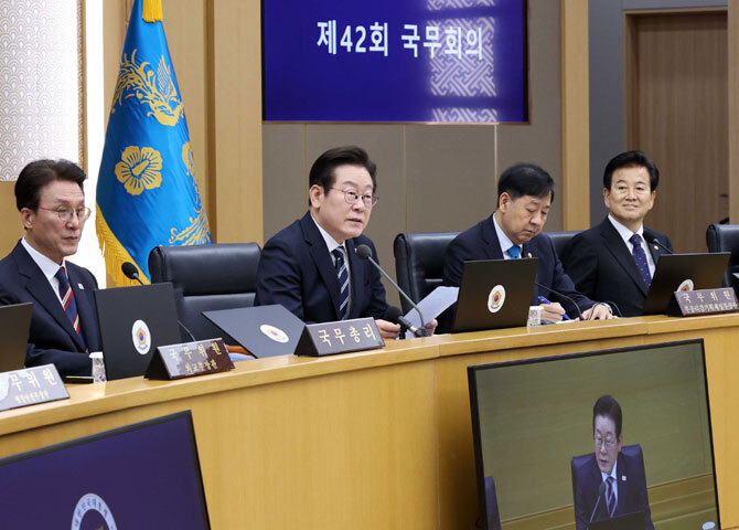 李대통령, 세종서 첫 국무회의 주재<br>"행정수도 세종 완성, 균형발전 주춧돌"