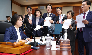 與, 대법원 현장검증 강행 시도…野 항의 속 국감장 떠나