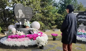 홍진경. 故최진실 묘소 찾아 그리움 전해