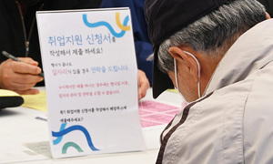 근로자 38%가 비정규직… 고령층 첫 300만 넘어