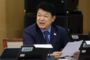 與 “15억이면 서민 아파트… 정책 달라진 것 없는데 주거사다리 비판”