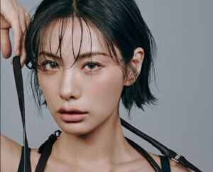 나나 매혹적 눈빛…모델 비율에 깜짝