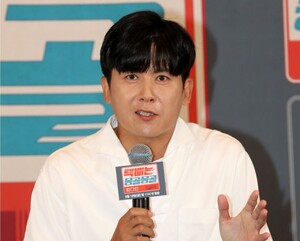 홍경민, 故신해철과 약속 지켜.. 읽을 수 없는 ‘흰 글씨 책’ 두고 가