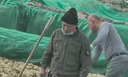 '퉤' 바닥에 침 뱉고 담배까지…중국 절임배추 작업장 경악