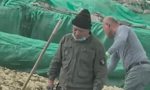 '퉤' 바닥에 침 뱉고 담배까지…중국 절임배추 작업장 경악