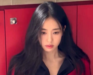 안은진 물오른 미모…시크 표정으로 찰칵