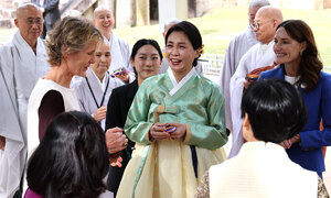 김혜경 여사, APEC 배우자들 불국사 초청…‘케데헌 복주머니’ 선물