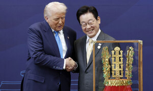 "예스 킹스"…'금관 선물' 푹빠진 트럼프에 美서 풍자