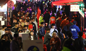 용산구 "인파 혼잡에 23시부터 이태원역 무정차"