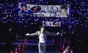 진심으로 통했다… 가을밤 수놓은 보랏빛 응원 물결