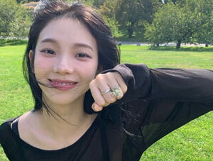 카리나 완벽 얼굴형에 깜짝…꽃 그림 들고