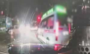 "그 몇 초만 양보했어도"…산모 이송 구급차 막은 경찰차 논란