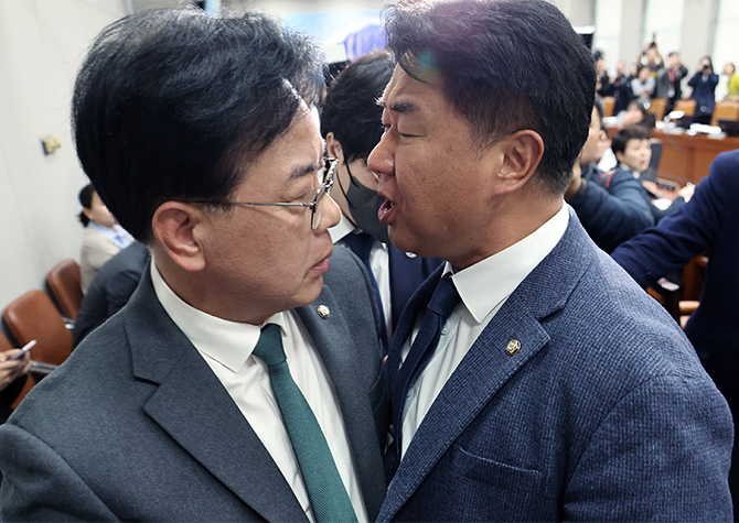 운영위, 대통령실 국감 1시간 만에 파행<BR>여야 '배치기' 충돌도