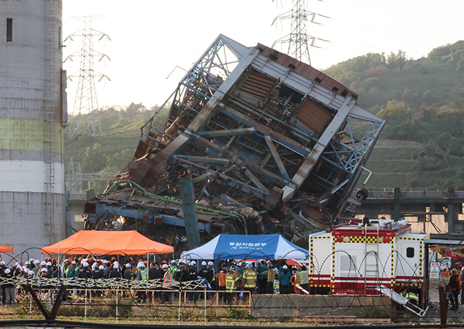 울산화력 71m타워 붕괴<br>"매몰자 7명 수색·구조 중"