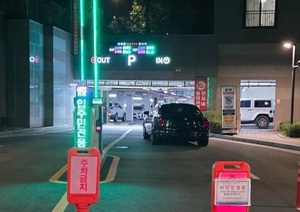 아파트 입구에 벤틀리 ‘떡하니’ 1900세대 발칵…3시간 잠적 차주 “경비원에 불만”