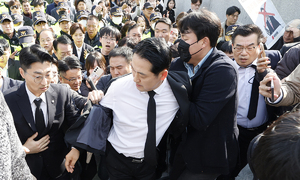 5·18 묘지서 단추 뜯긴 장동혁 “매달 호남 찾겠다”