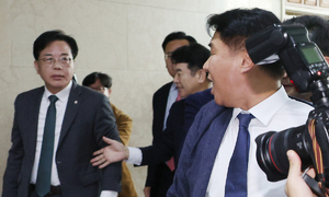 김현지 공방에 배치기 ‘난장판 국감’