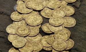 집 정원서 발견된 600년된 금화…경매서 9억원에 팔려 ‘횡재’