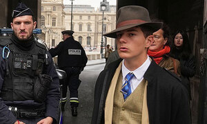 루브르 도난현장에 나타난 셜록홈즈…정체는