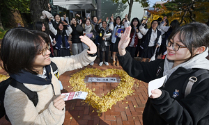 수능 수험생 13일 ‘결전의 날’… “힘내자” 하이파이브 [2026 대입 수능]