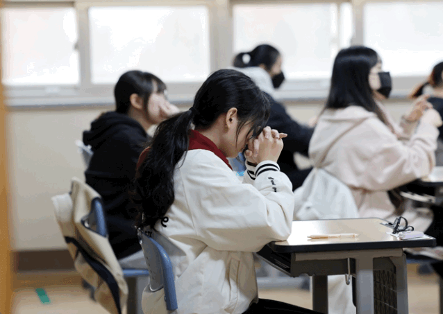 "아차차 신분증, 내 도시락!"<BR>수능날 곳곳서 'SOS', 경찰차 달렸다