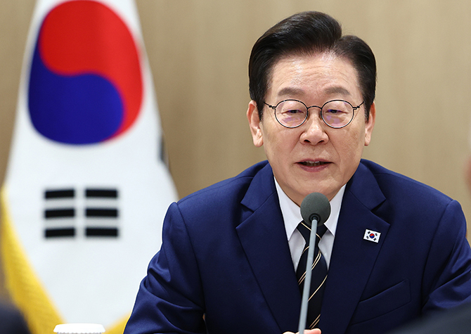 李대통령 "친기업·반기업 무의미<br>기업활동 장애 최소화 총력"