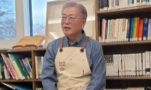 문재인 전직 대통령 최초 ‘유튜버’됐다…“이 책 추천합니다”