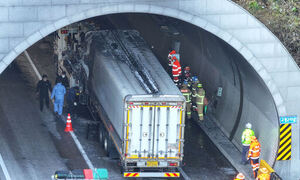 중부내륙고속도 고령2터널 3중 추돌사고…1명 숨져