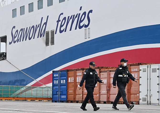 해경, '여객선 좌초 책임' 항해사·조타수 긴급체포