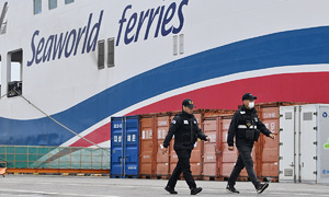 휴대폰 보고, 조타실 비우고…해경, 일항사·조타수 체포 