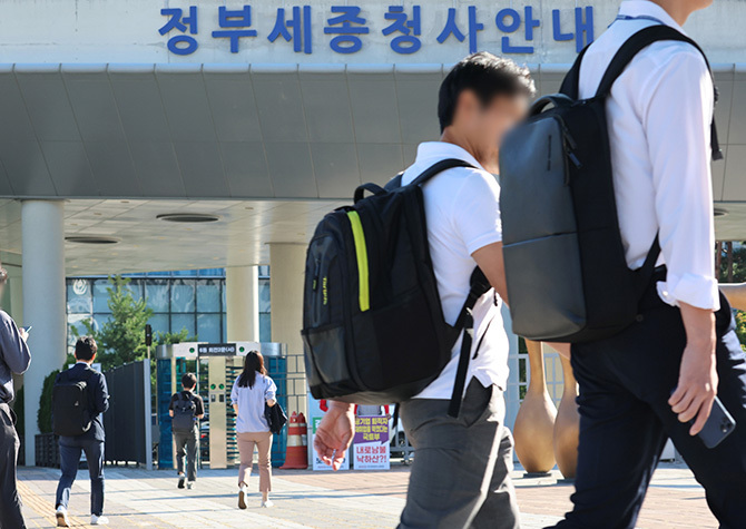 76년 된 공무원 '복종 의무' 사라진다<BR>위법 지휘는 거부 가능