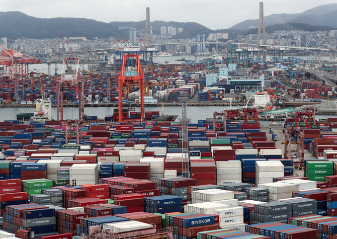 韓 3분기 경제성장률 26개국 중 3위<br>2026년 2.3% 전망도 등장