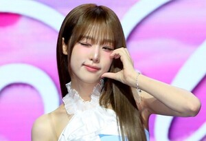 최예나, K팝 최초 '하츠네 미쿠' 피처링… "이 조합 무슨 일"