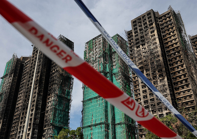 "연기보다 숨 막히게 한 건 무력감"<BR>홍콩 화재 생존자가 전한 참상