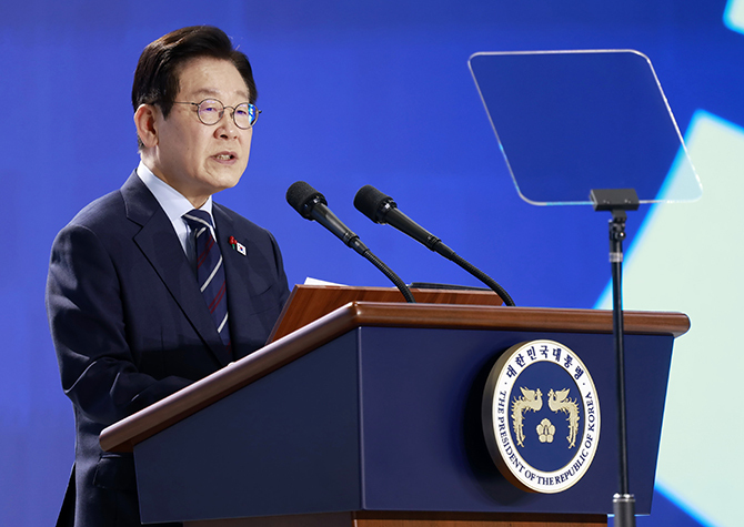 李 "흡수·억압 방식 통일 안돼<BR>남북연락채널 복구 제안"