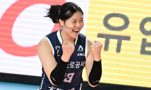 ‘10연승 질주 견인’ 복덩이 신인 …“코트서 경기할 때 가장 편해요”