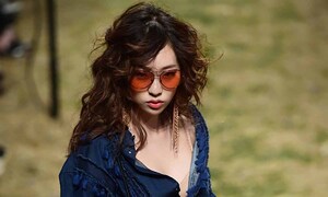 엄마는 톱스타, 삼촌은 구족화가…‘대세 여배우’의 숨겨진 가족사