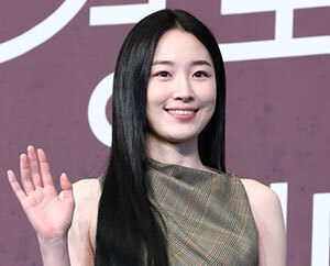 원지안 '매력적인 손인사'