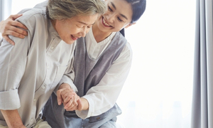 외국인 요양보호사 100명 데려온다더니… 고작 7명 지원