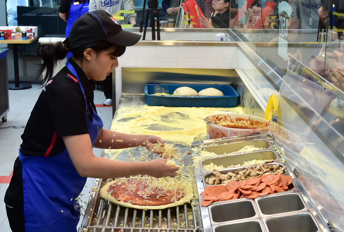 피자 세 판 도우펴고 완벽 토핑까지 1분34초…도미노 대회 기록 나왔다 | 세계일보