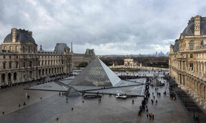 루브르 왜 이러나? 도난 이어 누수…“이집트 고서 수백 권 젖었다”