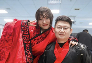 대지진 구조대원과 생존자 소녀의 기적…17년 뒤에 부부 됐다