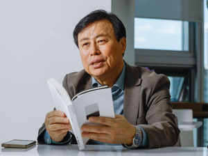 도종환 “소요로 가득 찬 일상서 빠져나와 고요에서 더 지혜롭기를” [나의삶 나의길]