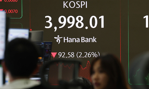 '첩첩산중' 코스피, 미국·중국발 리스크에 2.24% 급락 마감