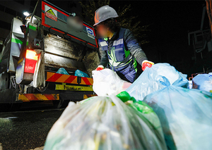 [단독] ‘쓰레기 슛’ 하루 수백번<br>허리·어깨 가장 먼저 무너졌다