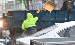 [단독] 민간에 떠넘긴 작업중지권… 악천후에도 수거 내몰린다