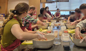 K김장 문화 즐기고 “Fun∼”… 갓 담근 김치 맛보고 “Good∼”