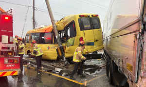 초등학교 스쿨버스·트럭 충돌… 12명 중경상